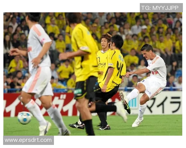 帽子王足球明星的传奇之路与球场上的辉煌瞬间解析