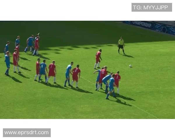 足球巨星奋力射门瞬间定格 彰显速度与力量的完美结合